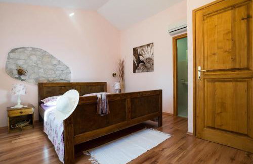 Casa Ivanovac with pool and large front yard - Photo 10