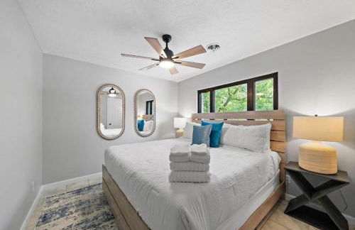 Waterfront oasis with private pool, game room, fire pit and volleyball court - Foto 48