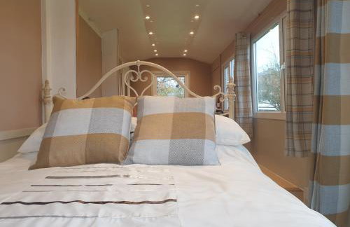 Riverside Cabin - Sleeps 2 - Hottub - Parking - Foto 29