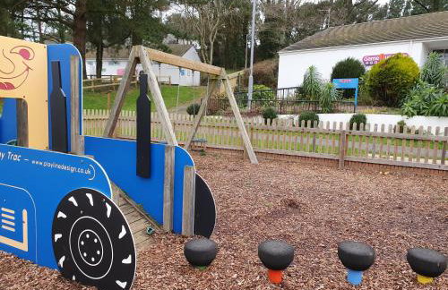 Cozy 3 bedroom Caravan, Sleeps 8, at Parkdean Newquay Holiday Park - Foto 88