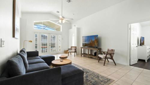 Luxury 4-Bedroom Home with Private Pool, Jacuzzi, AC, Wi-Fi, Cable TV, 5 Minutes from Disney - Foto 2