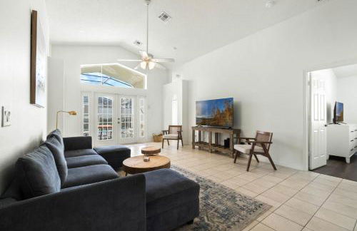 Luxury 4-Bedroom Home with Private Pool, Jacuzzi, AC, Wi-Fi, Cable TV, 5 Minutes from Disney - Foto 2
