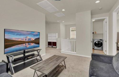 Serenity Retreat: 3BR, Heated Pool, Parking - Foto 7