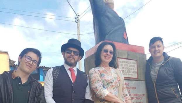 Devant le monument à Gaitan sur la plaza de la Perseverancia