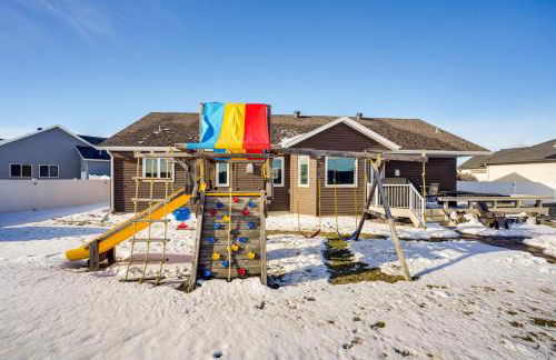 Hot Tub and Fenced Yard Spacious Fargo Home! - Foto 35