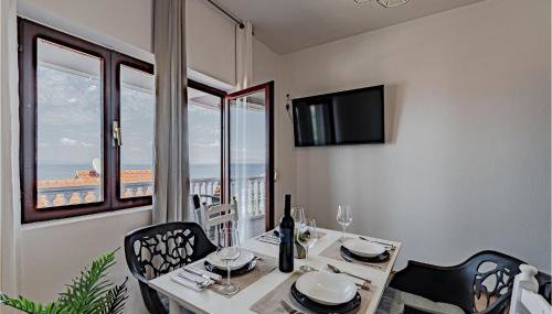 2 Bedroom Nice Apartment In Prigradica - Foto 3