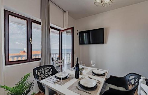 2 Bedroom Nice Apartment In Prigradica - Foto 3