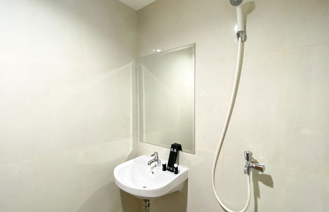 Modern Look Studio Room at LRT City Jatibening Apartment - Photo 13