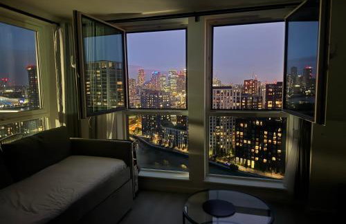 Penthouse with O2 Arena View, Free Parking & Portable AC - Photo 4