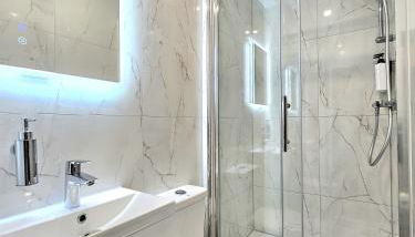 Newly Renovated Gem - Free Parking & Modern Comfort - Foto 5