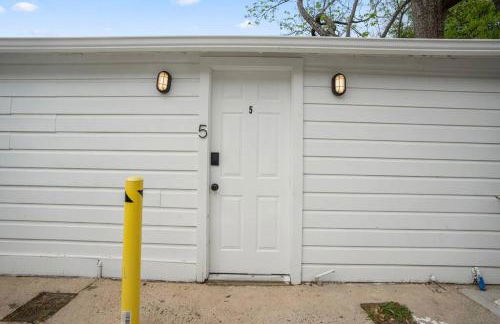 Historic Heights Rustic Urban Tiny Cabin - Foto 6