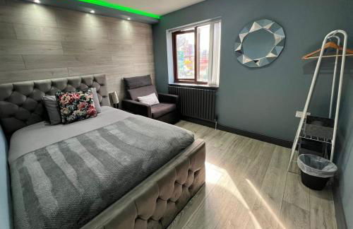 MODERN SUITES -5 Bedroom House- With FREE PARKING Birmingham city - Foto 64
