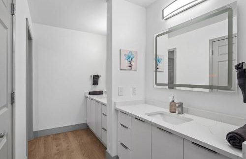 Midnight Marvel - Amazing City Views, Free Parking - Foto 38