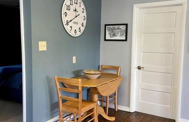 Charming Downtown Cottage with Porch & Backyard Retreat near Beaverhead River in Dillon, Montana - Foto 3