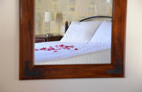 3-Min Drive to Kalyves Beach, Stone Home with Private Pool in Armenoi Center - Foto 8