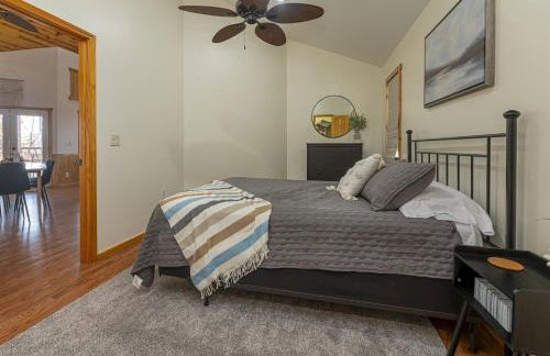 3BR Home w Hot Tub & Sunset Views Near SIUC - Foto 19