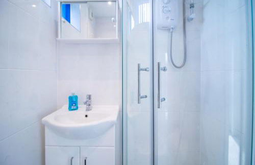 The Little Blue House by Sheppey Stays -Cosy 2BR Blue House - Near Docks with Parking - Foto 14