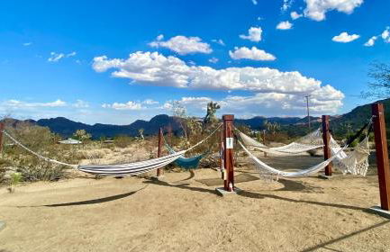 Epic Views, Huge House, Acres of J-Trees to explore, Hot Tub, Pool, AC, and Mini-Golf - Foto 74