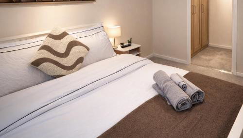 Spacious 3-Bed House with Private Yard - Foto 2