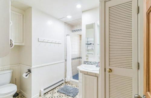 Charming Country 4BR Retreat with Riverfront Views cabin - Foto 23