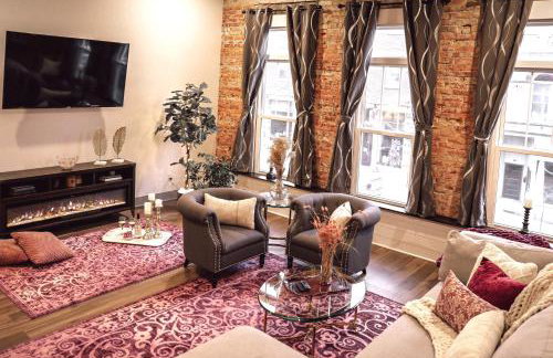 Private Boutique Getaway - Fireplace & Soaking Tub - Downtown Loft - by Cross-Key Vacation Rentals - Foto 3