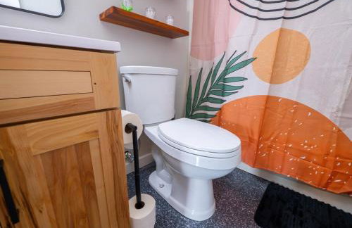 The Orange Lounge - 8 min to KU & Mass - Photo 35