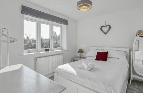 Modern Manchester House with Airport Links - Pass the Keys - Photo 17