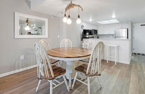 Oceanfront with great beach views from all rooms & balcony, heated pool, and garage - Photo 27