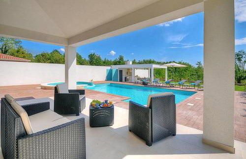 Villa Onyx for 12 people near Porec with 65 private pool and jacuzzi - Photo 13