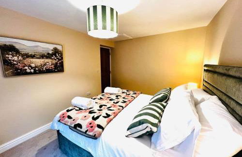 Elegant Hayfield Escape - Heart of Peak District - Photo 11