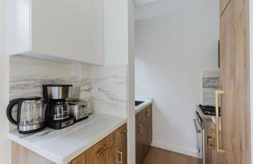 Blueground Midtown E wd doorman nr E River NYC-1527 - Photo 8