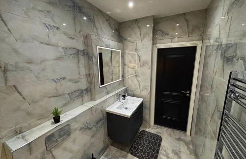 Luxury 1BR Modern Flat in London W7 with Terrace & Private Parking - Foto 5