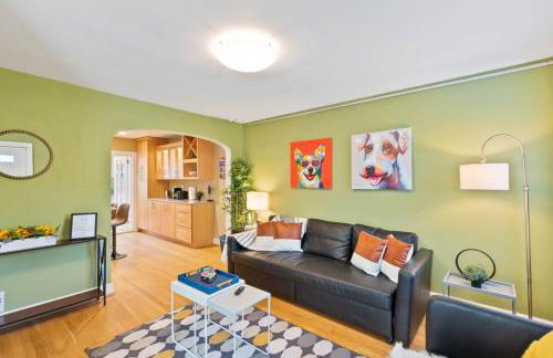 Beautiful 3BR 2BA Colonial House by CozySuites - Foto 7