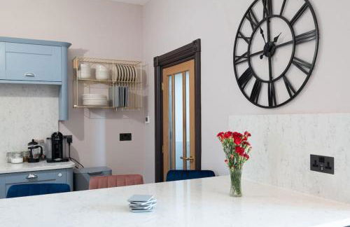 Warm Beachfront Getaway with Winter Ocean Views & Parking - Foto 68