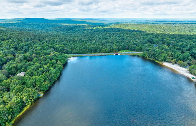 Elk Hollow by Avantstay Lakefront Chalet w Game Room Fire Pit - Photo 56