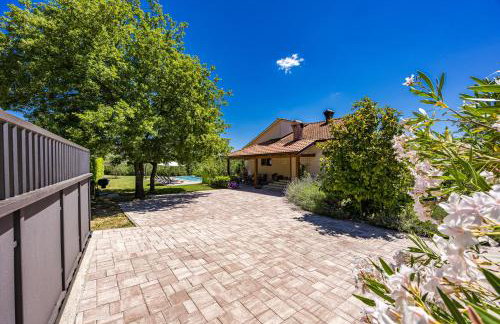 Holiday Home with pool and garden - Photo 8