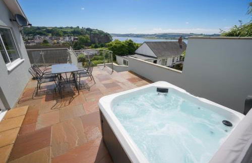 Lloret, Contemporary Retreat with Hot Tub & Waterside Views - Photo 1