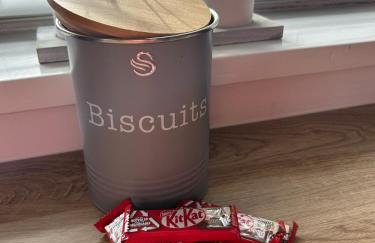 Large 4 Bed Home - Fast Wifi, Smart TV's & Free Parking - Near A66 - Foto 22