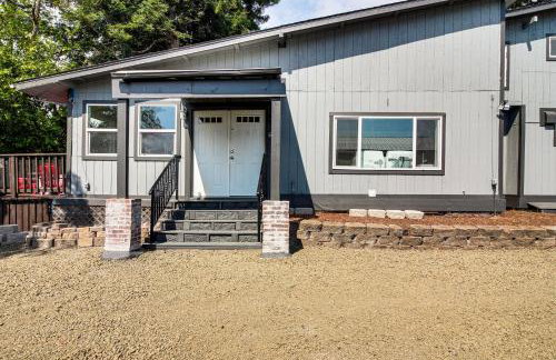 2 Mi to Downtown Coos Bay: Home w/ Deck, Fire Pits - Photo 25
