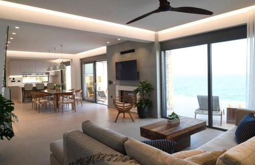 Rozites Luxury Beachfront Villa, By Hellocrete - Foto 13