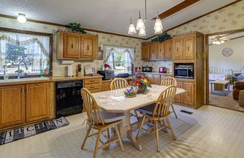 Pool, Large Porch! Country Home Near Roaring River - Foto 8