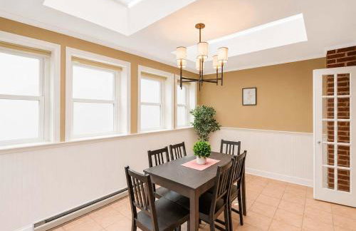 Beautiful 3BR 2BA Colonial House by CozySuites - Foto 29