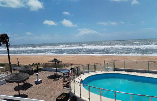 Islantilla-Apartamento con piscina y garaje en primera línea de playa - Foto 2