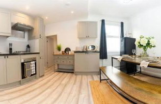 Amanah Properties - Elegant 4-Bedroom Home in Wembley with Parking, Perfect for Contractors - Foto 8