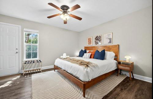 Walk to AT&T Stadium - Modern 2BR With Backyard - Foto 12