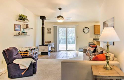 Quiet Lakefront Olympia Home with Dock on Half Acre - Foto 11