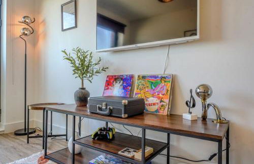 Stylish City Apartment with Juliette Balcony, Retro Games & Fast WiFi - Foto 6