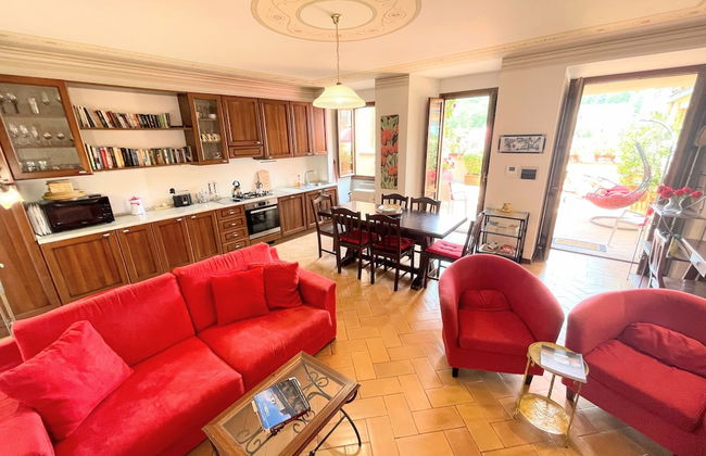 Central Spoleto Apartment With Large Sunny Terrace With Views - Photo 25