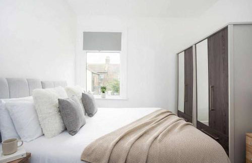 Modern 3 Bedroom Home with Parking in Southend - Foto 23