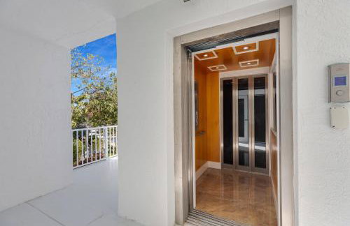 NEW LISTING! Reel Joy Waterfront Luxe with Pool and Private Dock home - Foto 70